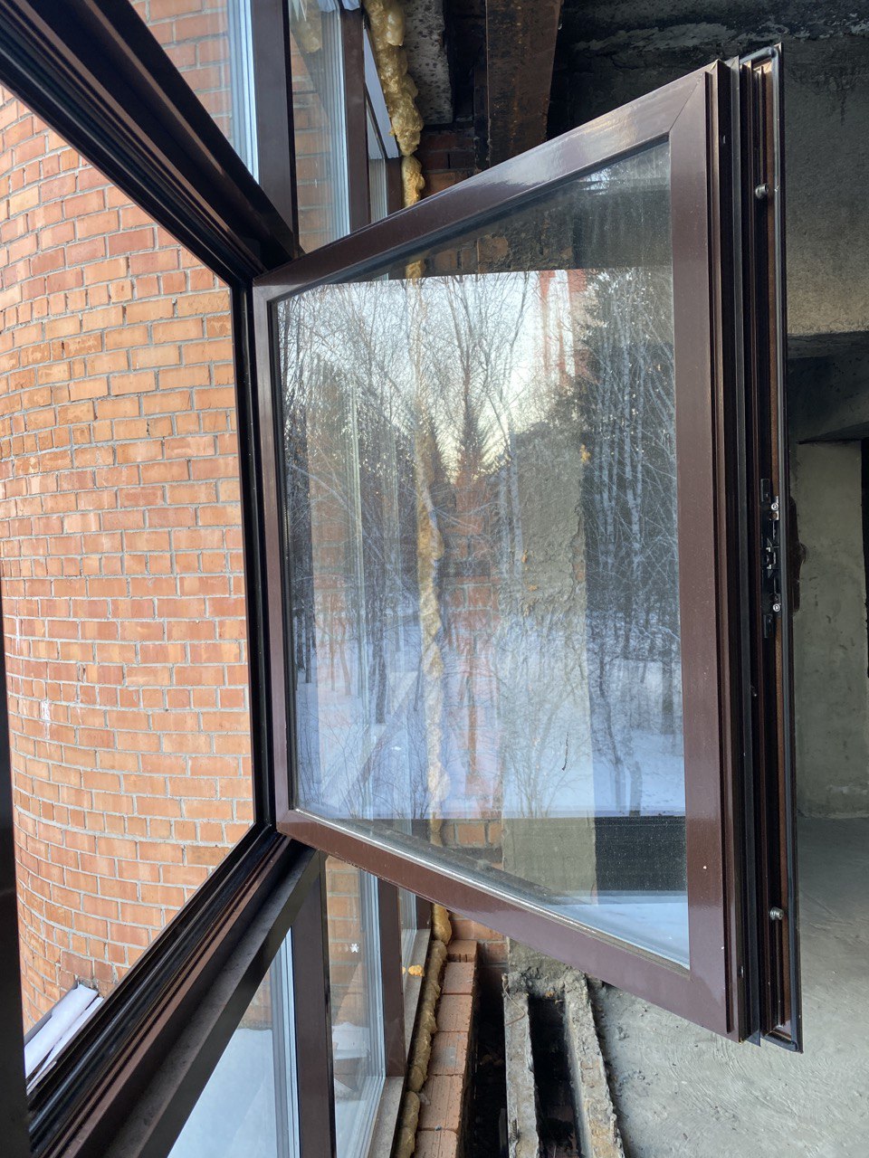 Остекление коммерческого помещения алюминиевыми окнами alutech