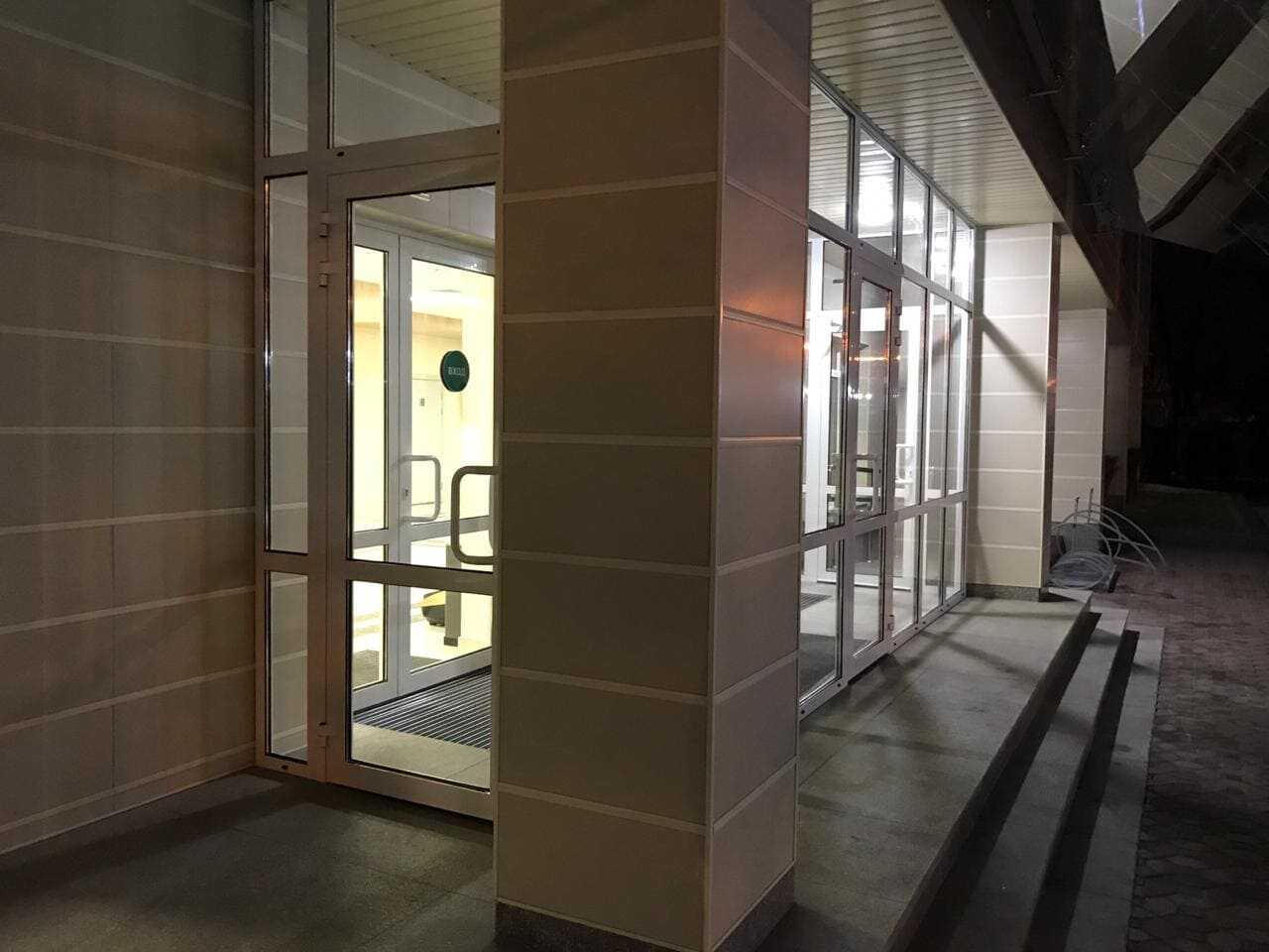 Уличная пластиковая дверь для коммерческого помещения