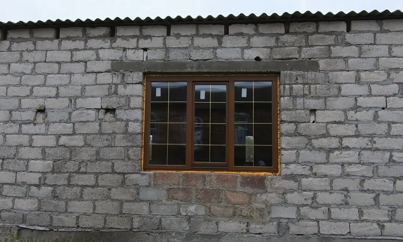 Монтаж деревянного окна в дачный домик